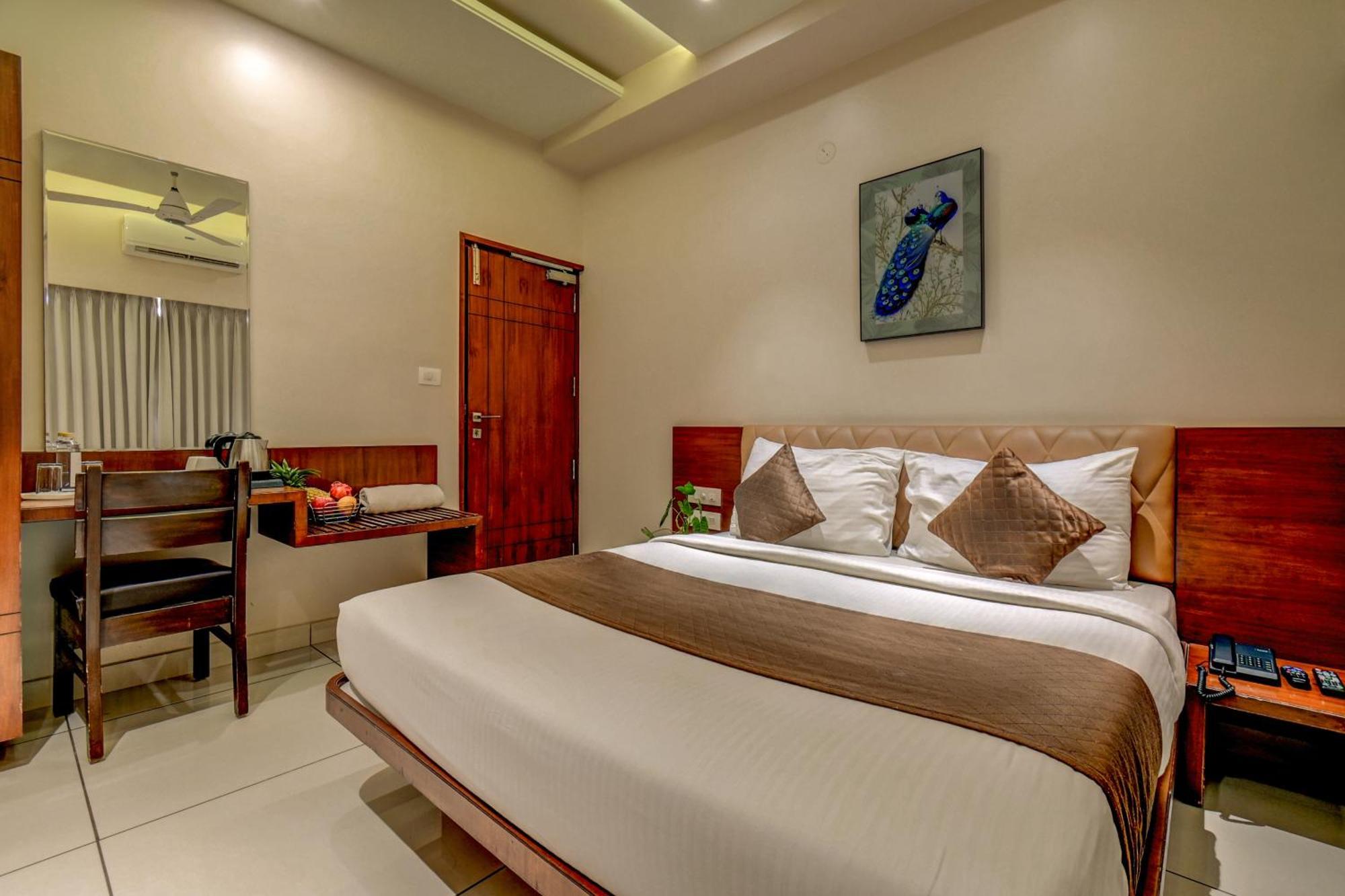 Hotel J N Stay Mysore - 12 Minutes To Mysore Palace Eksteriør billede