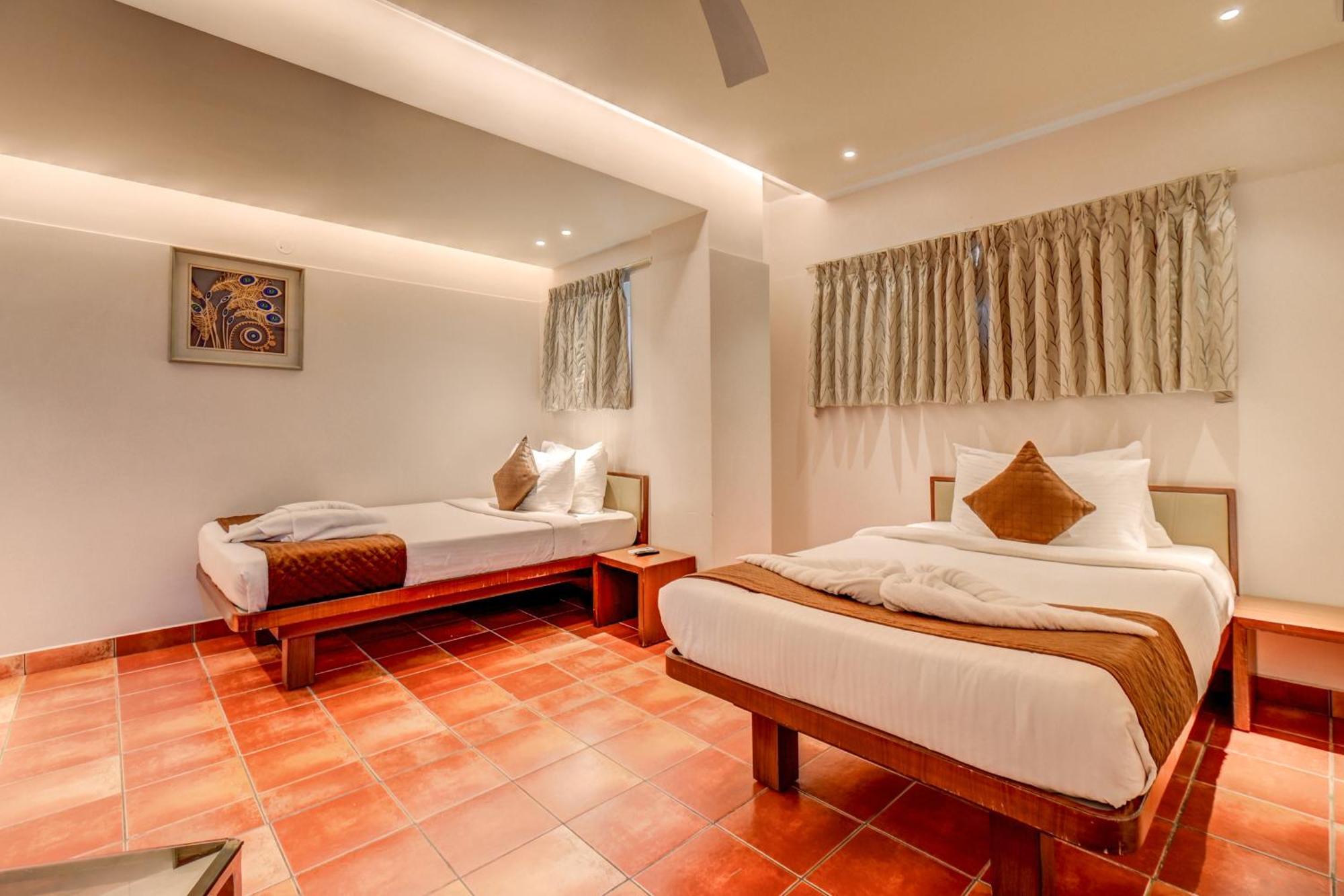 Hotel J N Stay Mysore - 12 Minutes To Mysore Palace Eksteriør billede